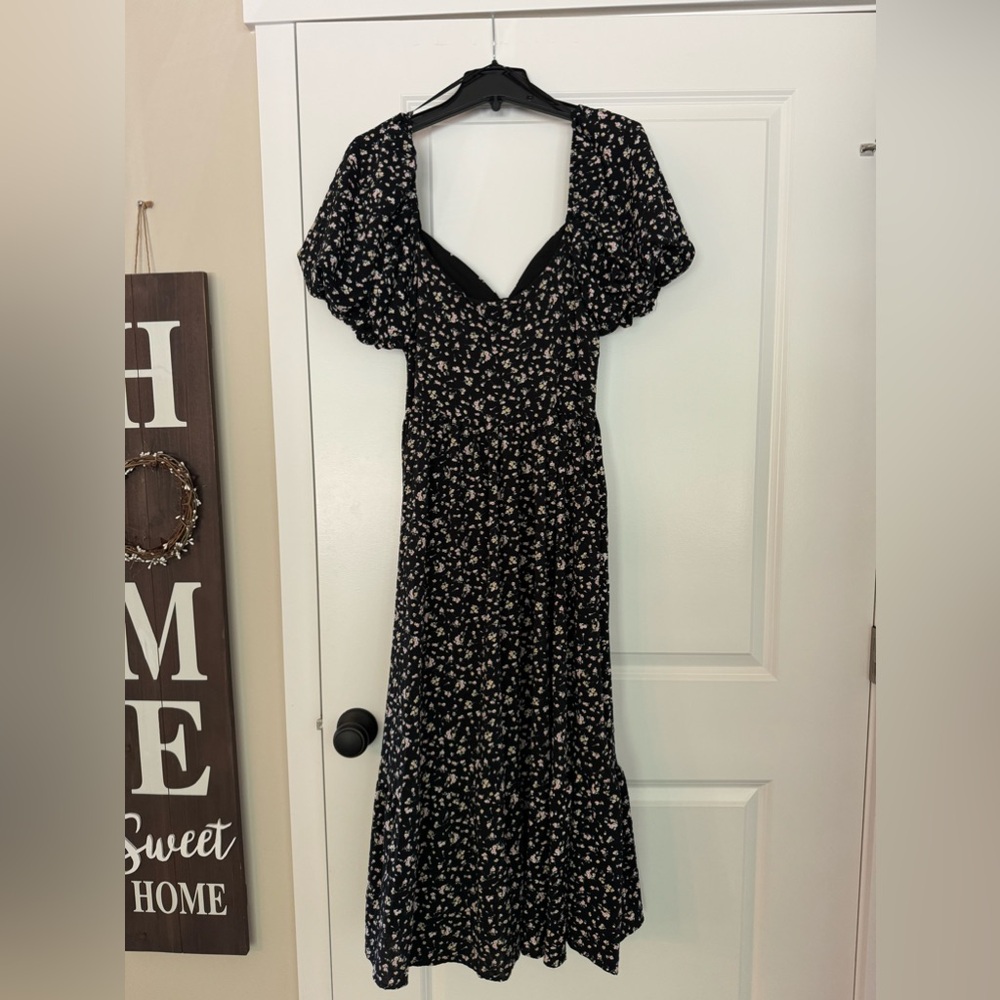 Beautiful dress from VICI. Puff sleeves. Scoop neck line